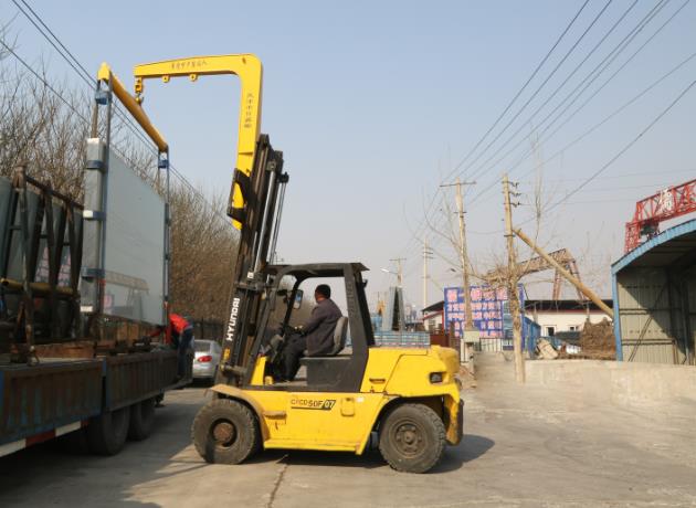 What are the components of forklift cranes?